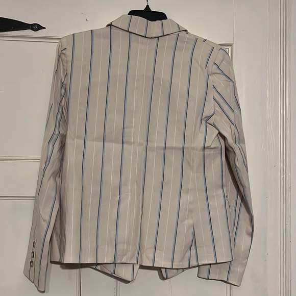 Women’s loft jacket. Beige size 4 with small blue, gray and white stripes - Picture 2 of 6